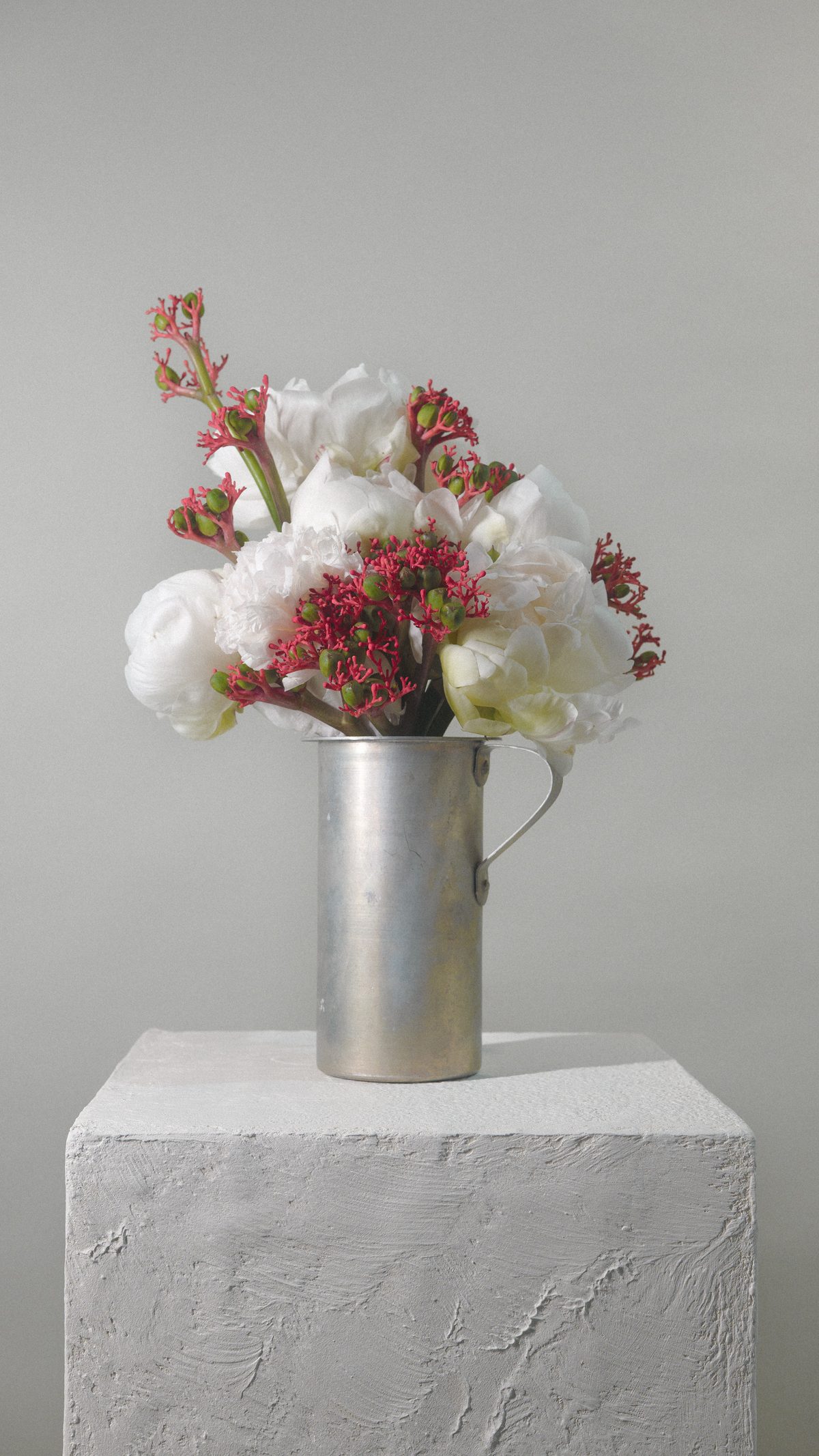 Bouquet de pivoines corail dans une timbale, création FLWR
