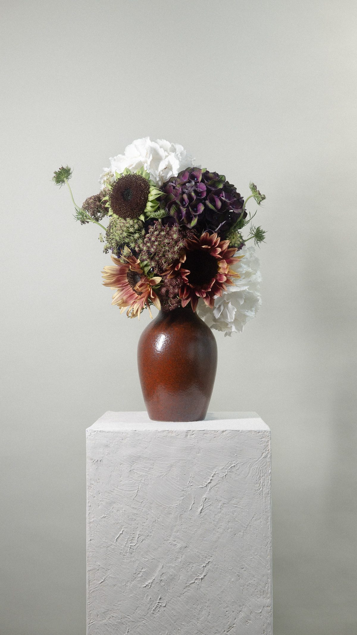 Tournesols et hortensias dans un vase brun par FLWR