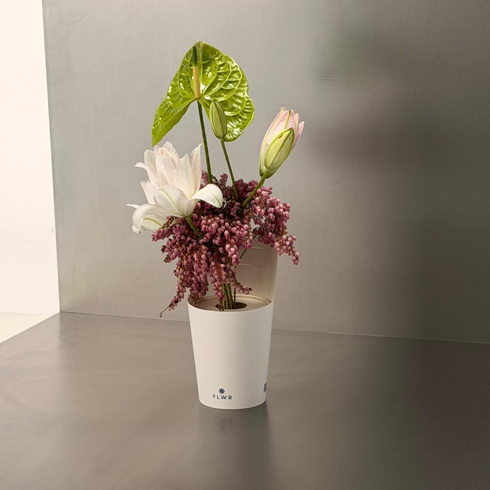 Composition florale FLWR avec anthurium et lys